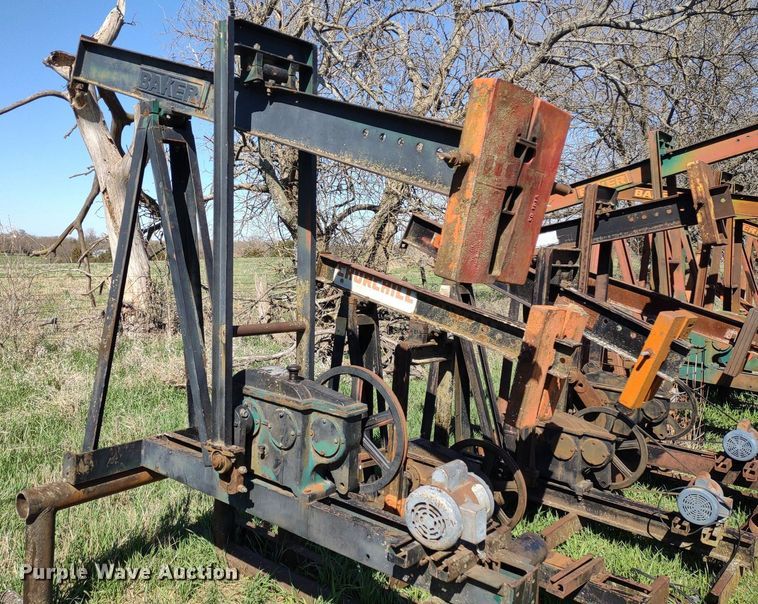 image for item DQ1633 (24) pump jacks