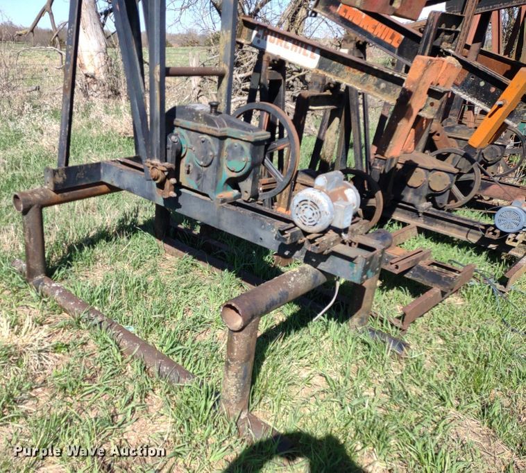 image for item DQ1633 (24) pump jacks