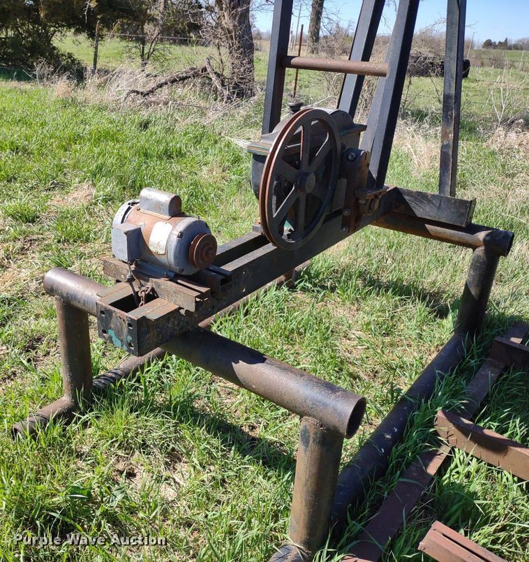 image for item DQ1633 (24) pump jacks