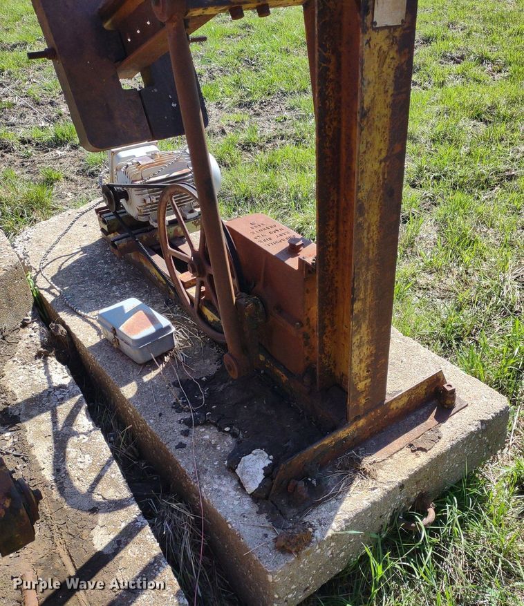 image for item DQ1633 (24) pump jacks