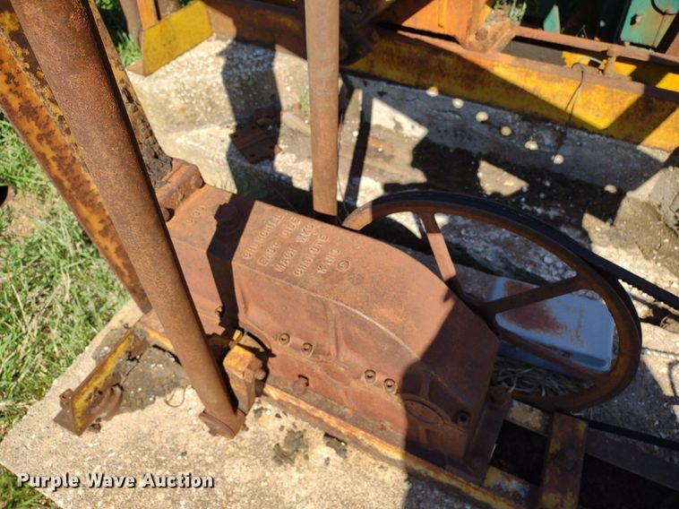 image for item DQ1633 (24) pump jacks
