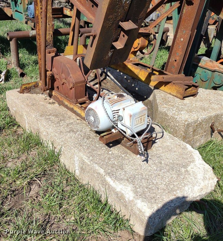 image for item DQ1633 (24) pump jacks