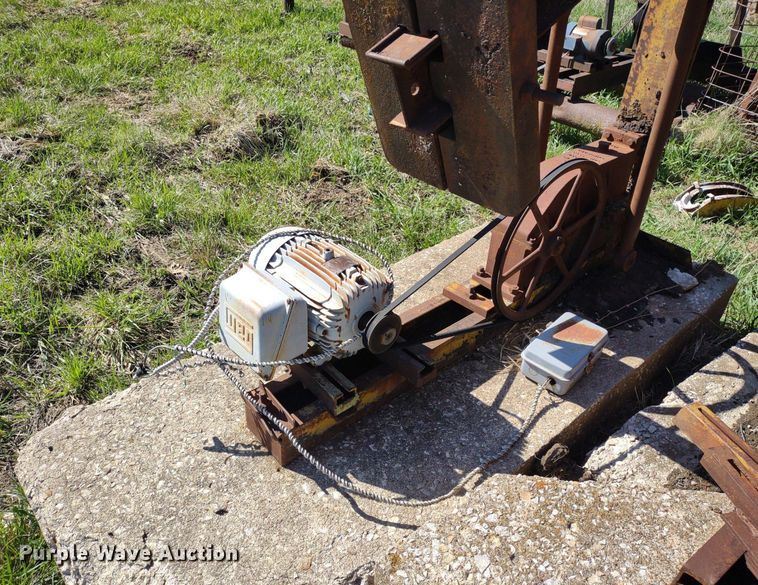 image for item DQ1633 (24) pump jacks