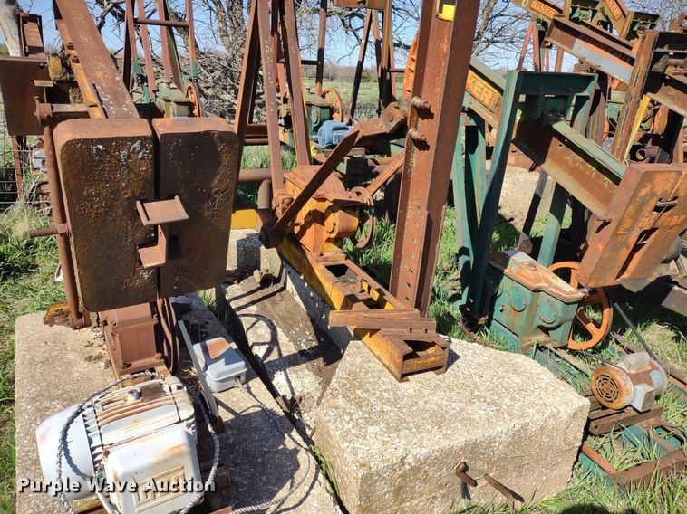image for item DQ1633 (24) pump jacks