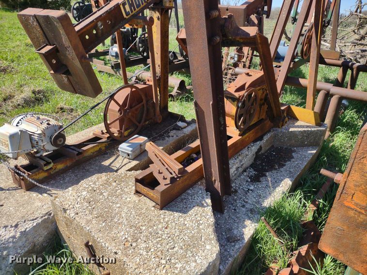 image for item DQ1633 (24) pump jacks