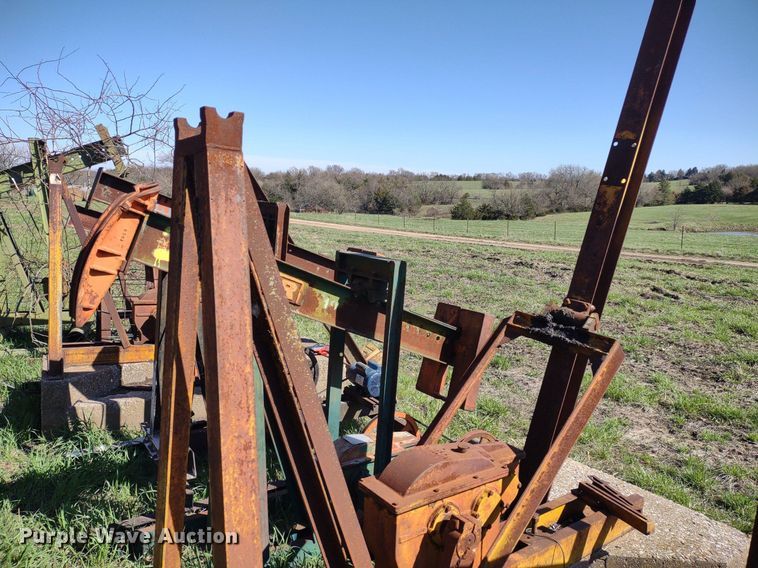 image for item DQ1633 (24) pump jacks