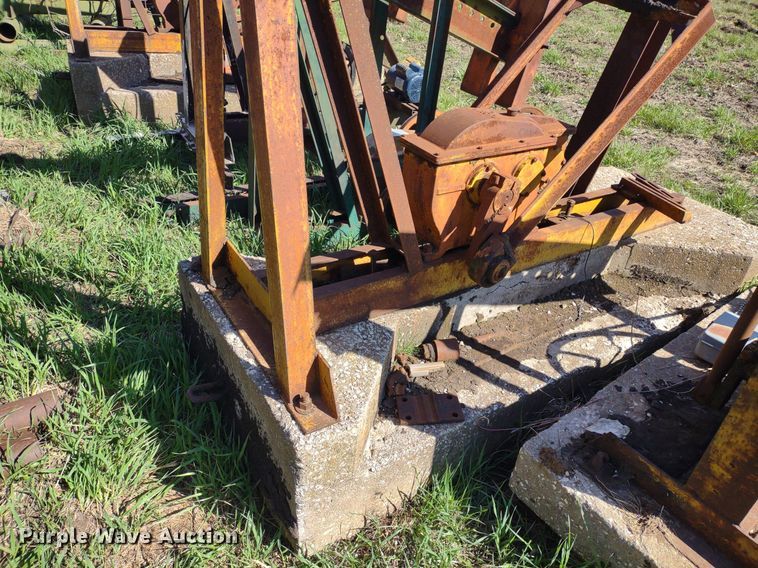 image for item DQ1633 (24) pump jacks
