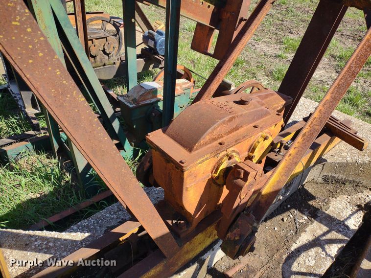 image for item DQ1633 (24) pump jacks