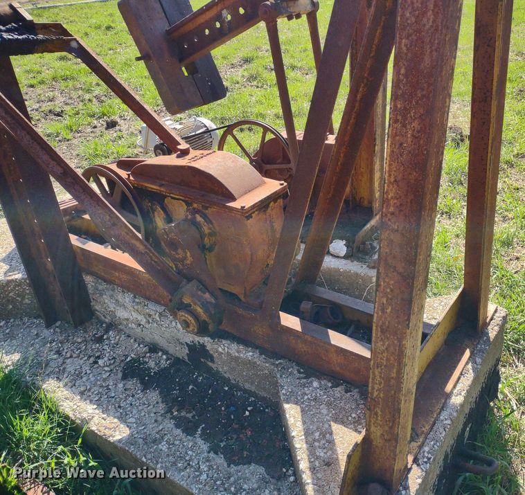 image for item DQ1633 (24) pump jacks