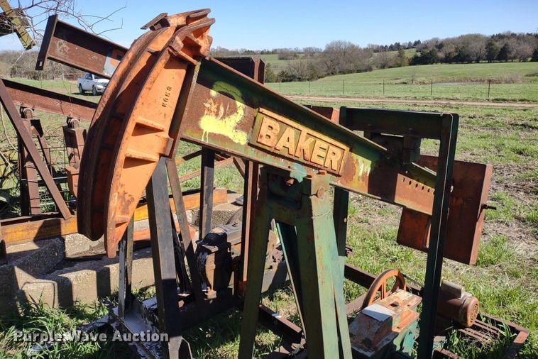 image for item DQ1633 (24) pump jacks