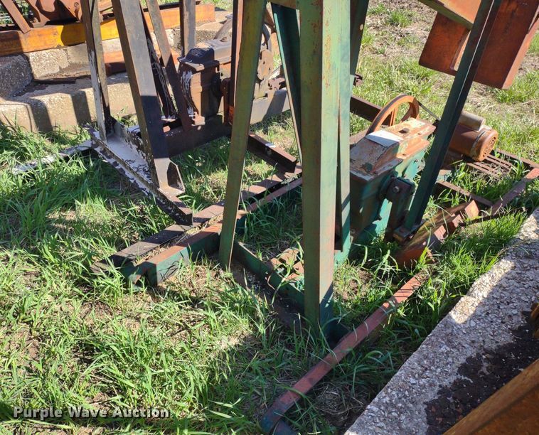 image for item DQ1633 (24) pump jacks