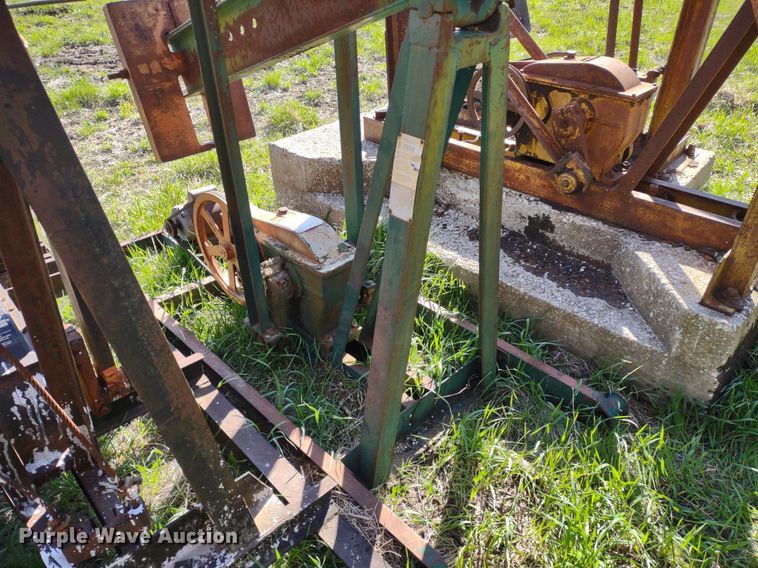image for item DQ1633 (24) pump jacks