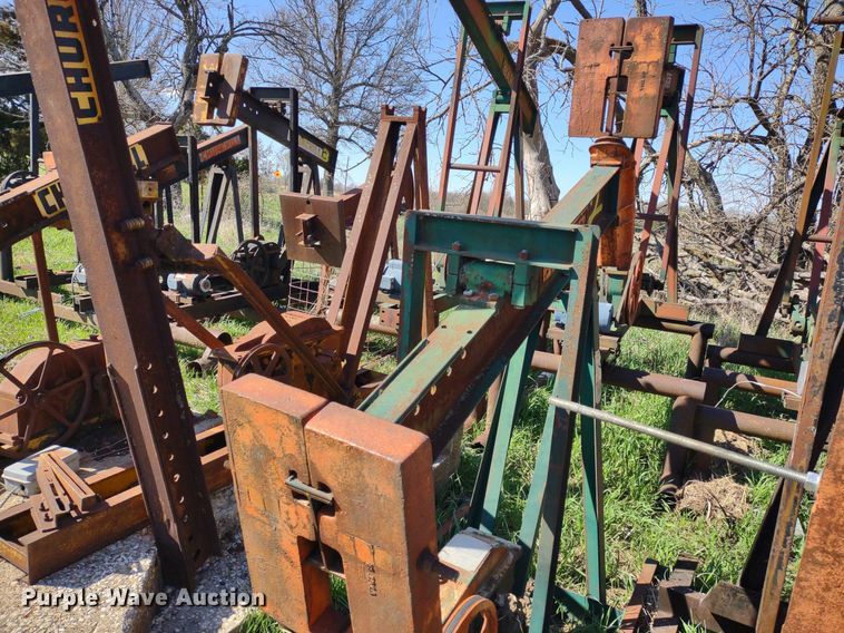 image for item DQ1633 (24) pump jacks