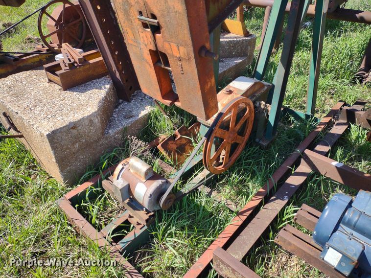 image for item DQ1633 (24) pump jacks