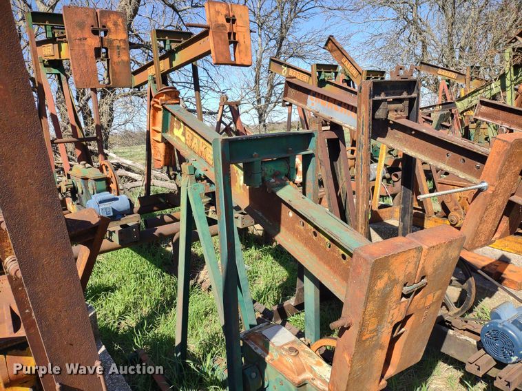 image for item DQ1633 (24) pump jacks