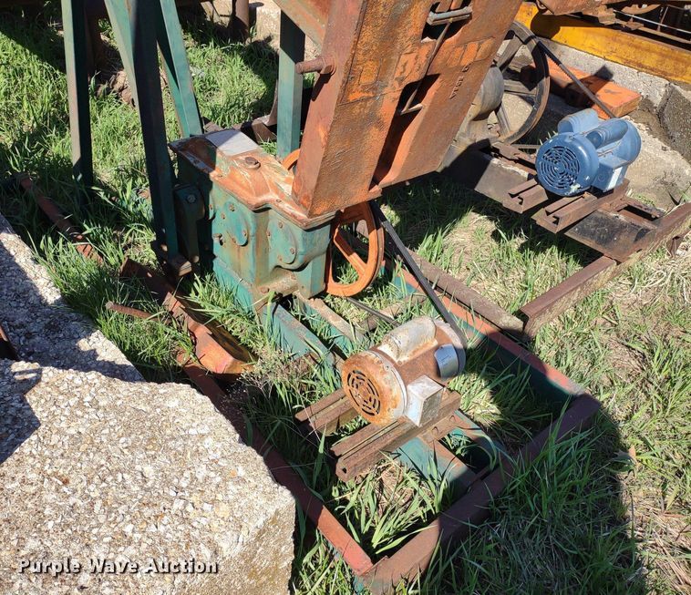 image for item DQ1633 (24) pump jacks