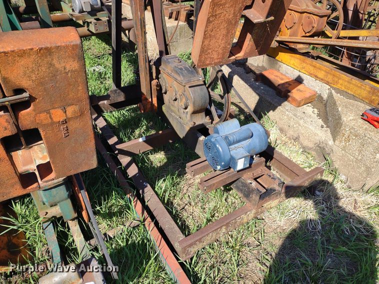 image for item DQ1633 (24) pump jacks
