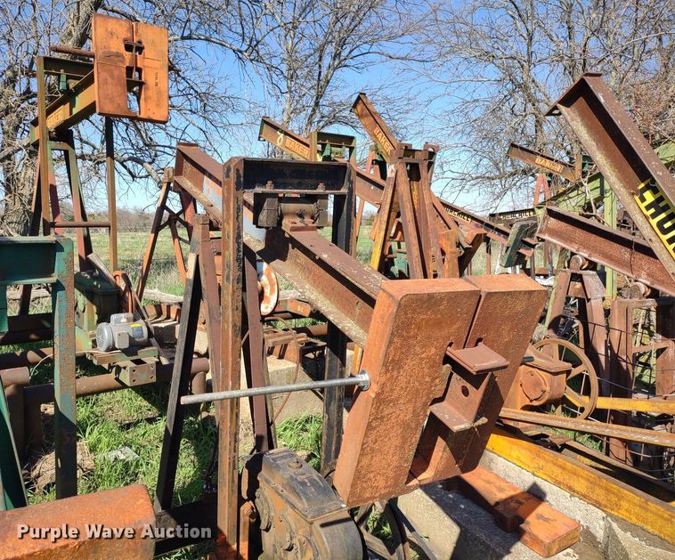 image for item DQ1633 (24) pump jacks