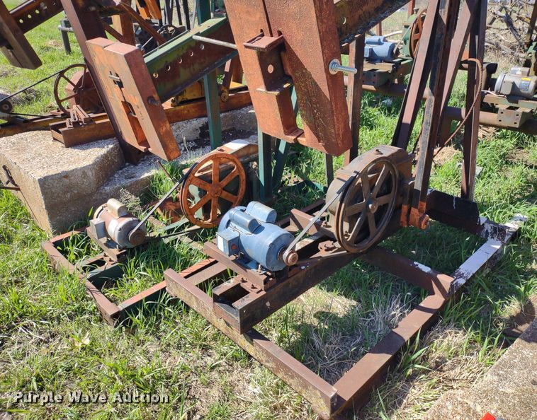image for item DQ1633 (24) pump jacks