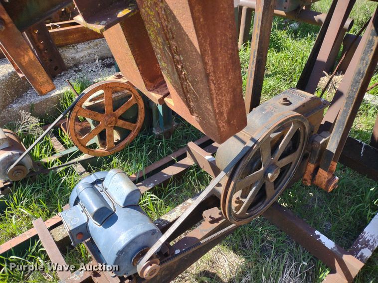 image for item DQ1633 (24) pump jacks