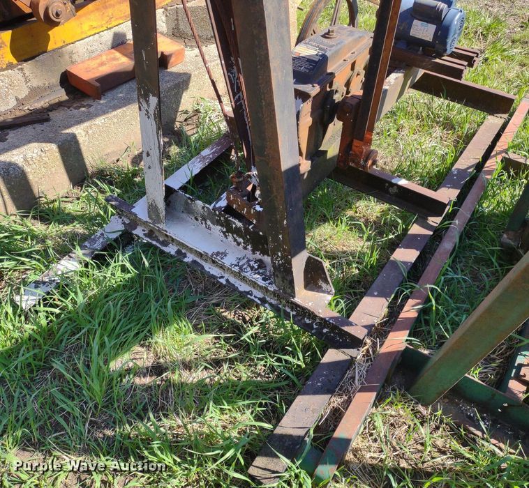 image for item DQ1633 (24) pump jacks