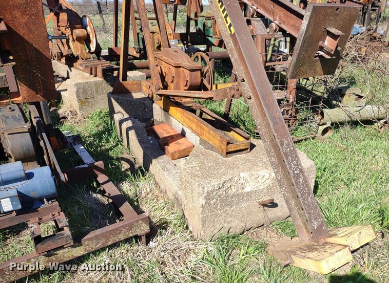 image for item DQ1633 (24) pump jacks