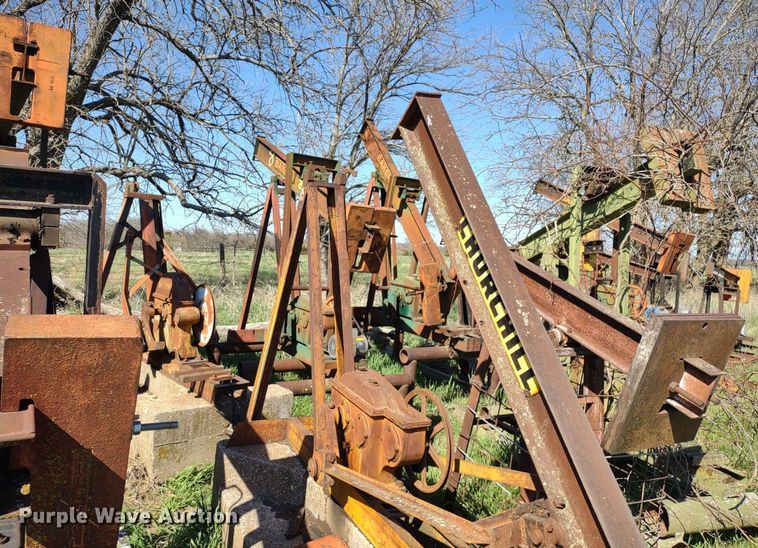 image for item DQ1633 (24) pump jacks