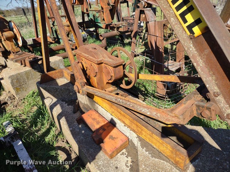 image for item DQ1633 (24) pump jacks