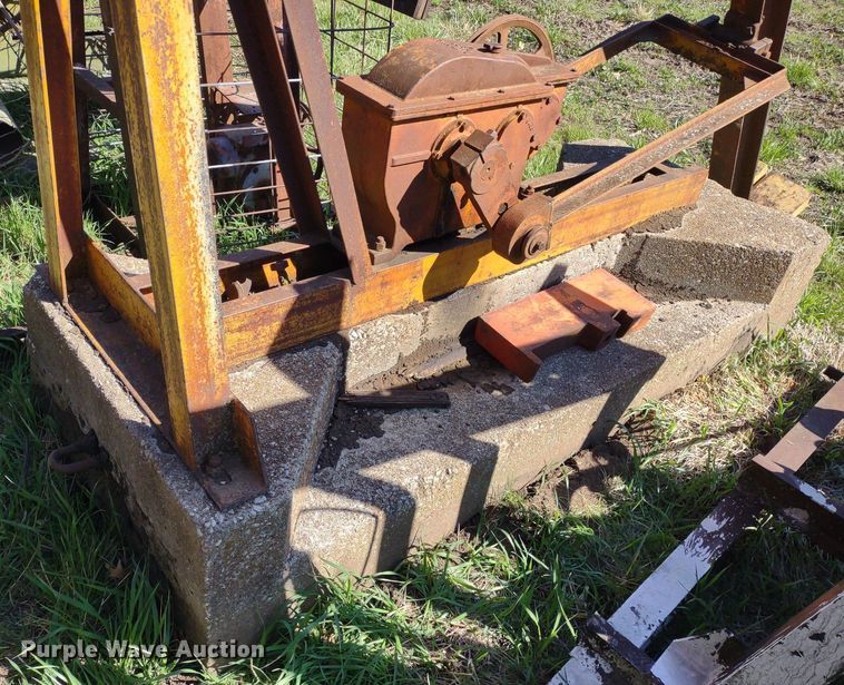 image for item DQ1633 (24) pump jacks