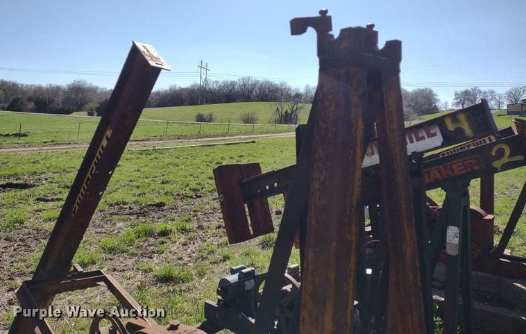 image for item DQ1633 (24) pump jacks