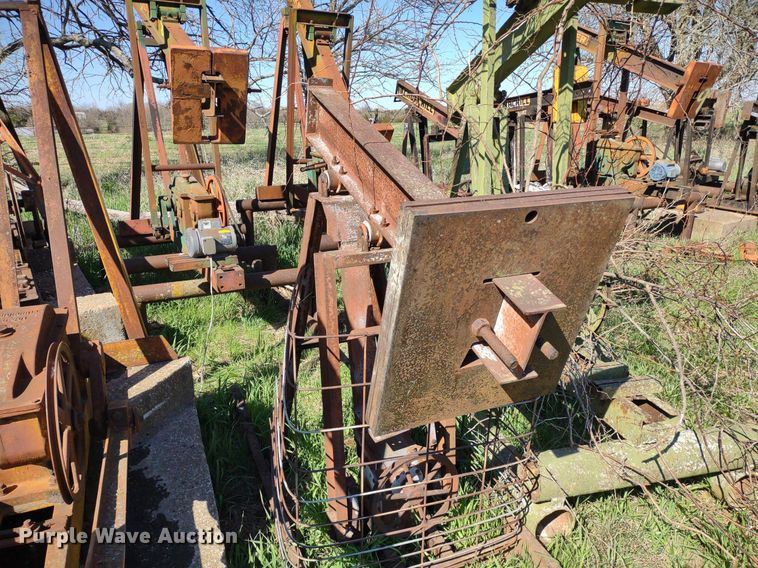 image for item DQ1633 (24) pump jacks