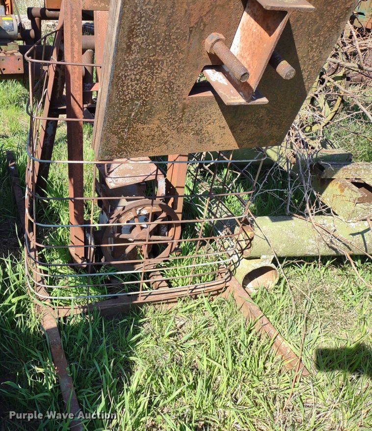 image for item DQ1633 (24) pump jacks