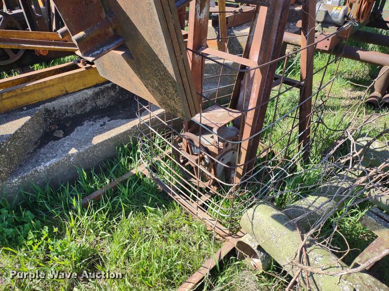 image for item DQ1633 (24) pump jacks