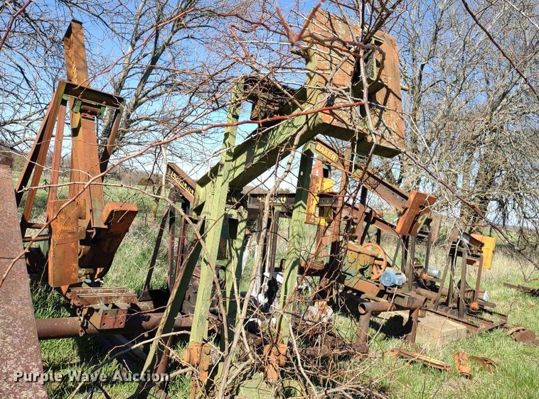 image for item DQ1633 (24) pump jacks