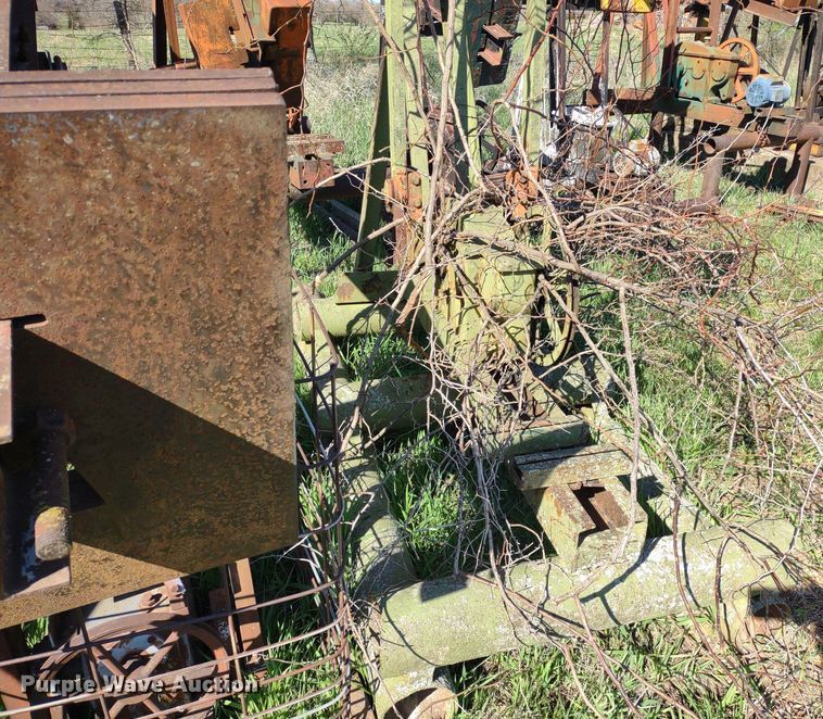 image for item DQ1633 (24) pump jacks