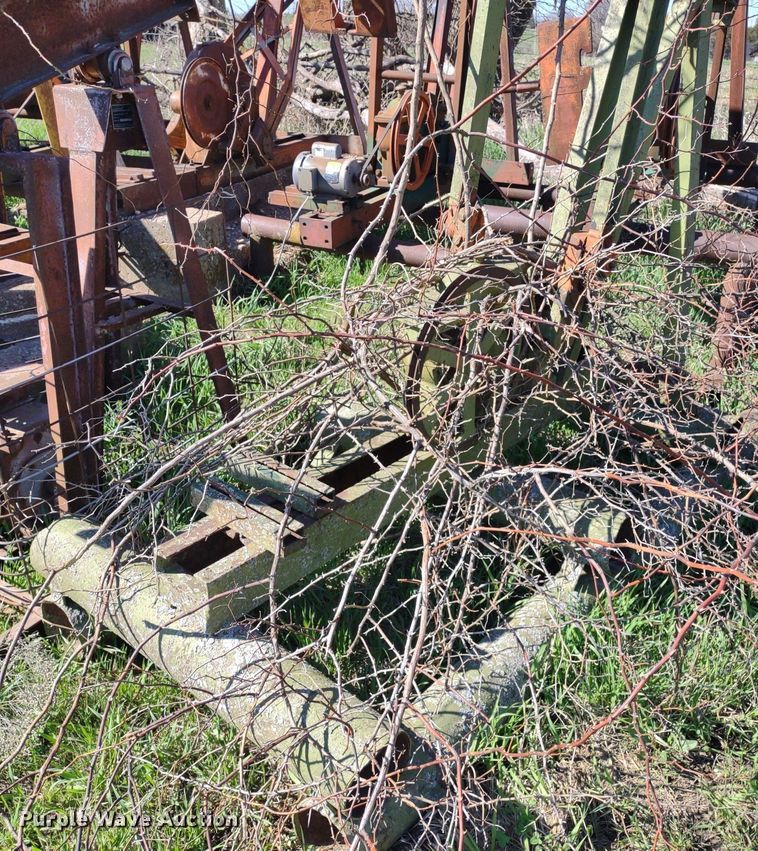 image for item DQ1633 (24) pump jacks