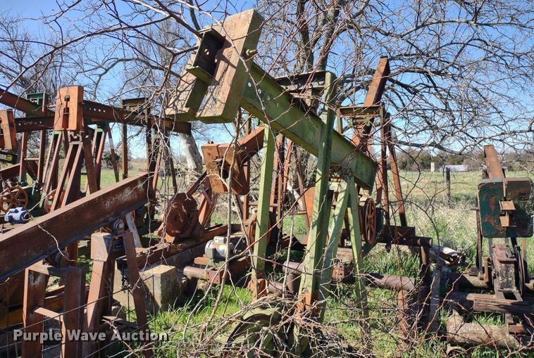 image for item DQ1633 (24) pump jacks