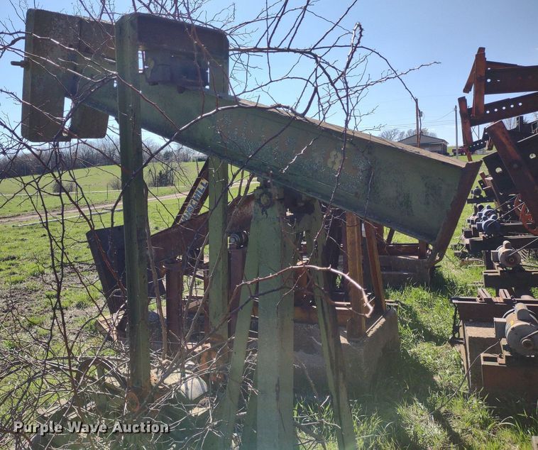 image for item DQ1633 (24) pump jacks