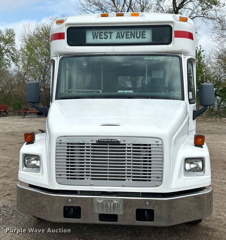 image for item DR4579 2003 Freightliner FB65  shuttle bus