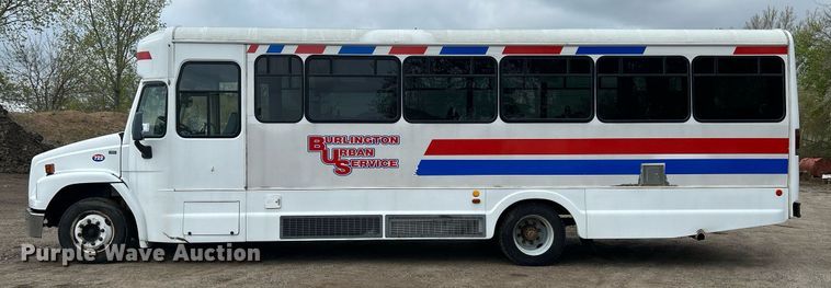 image for item DR4579 2003 Freightliner FB65  shuttle bus