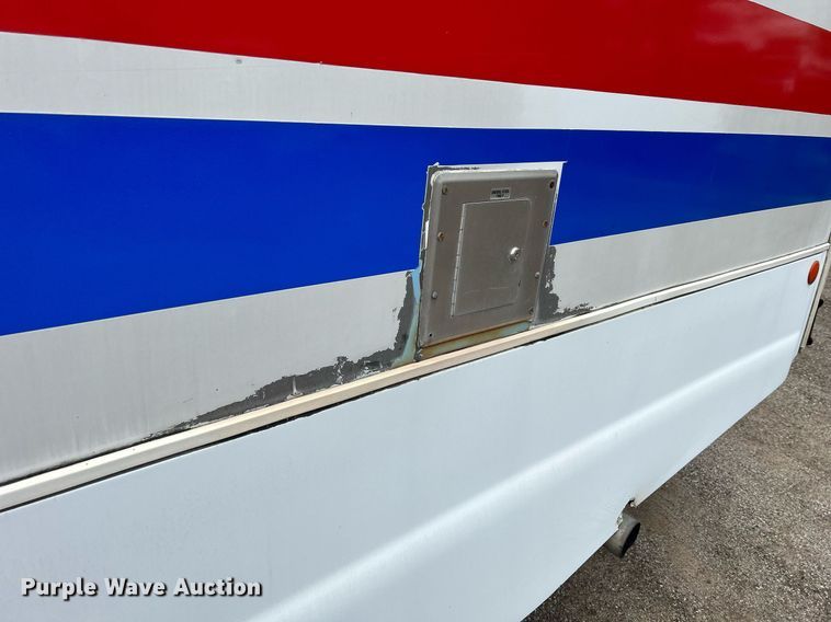 image for item DR4579 2003 Freightliner FB65  shuttle bus