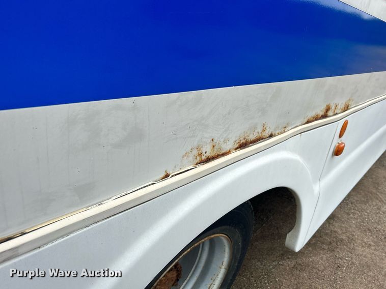 image for item DR4579 2003 Freightliner FB65  shuttle bus