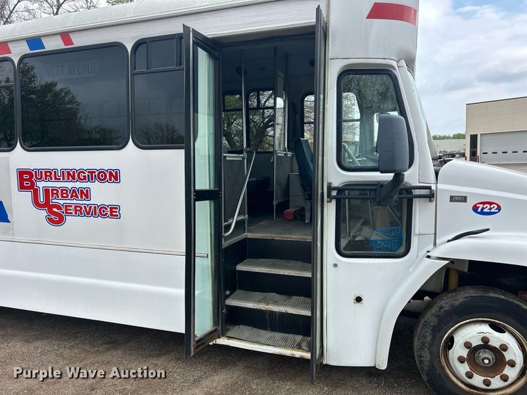 image for item DR4579 2003 Freightliner FB65  shuttle bus