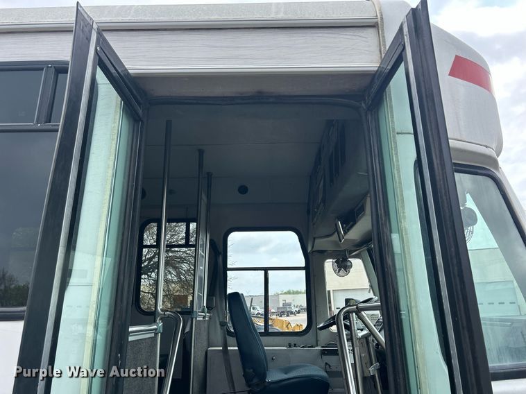 image for item DR4579 2003 Freightliner FB65  shuttle bus