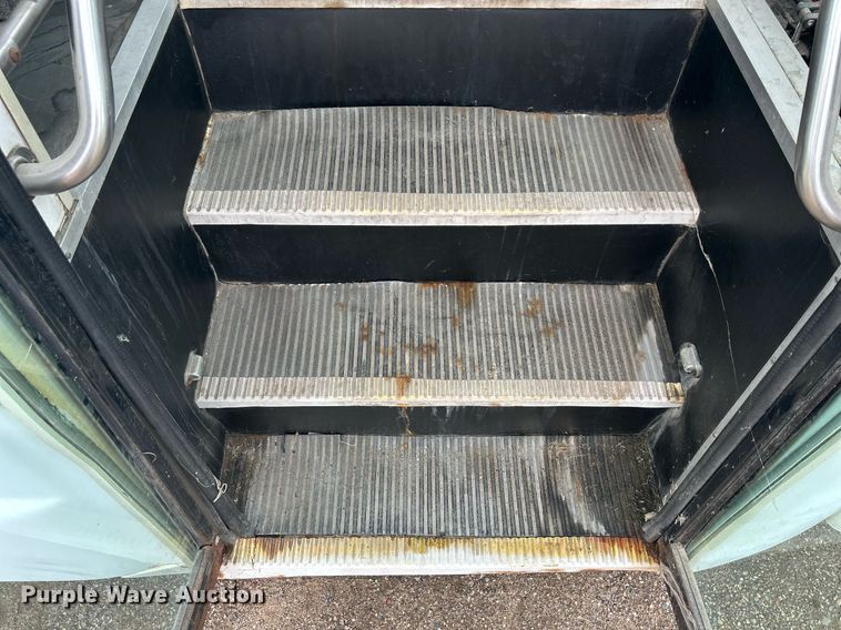 image for item DR4579 2003 Freightliner FB65  shuttle bus