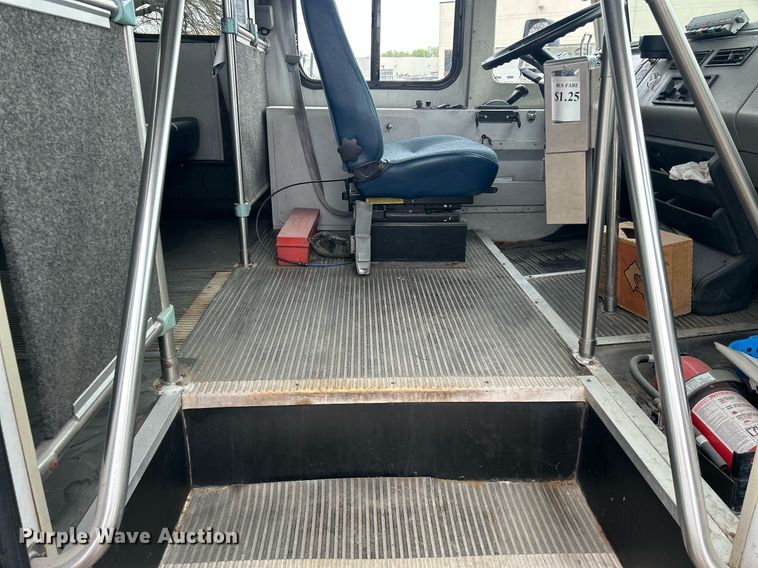 image for item DR4579 2003 Freightliner FB65  shuttle bus