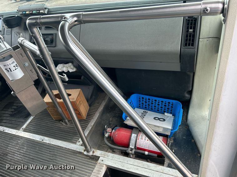 image for item DR4579 2003 Freightliner FB65  shuttle bus