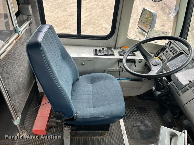 image for item DR4579 2003 Freightliner FB65  shuttle bus