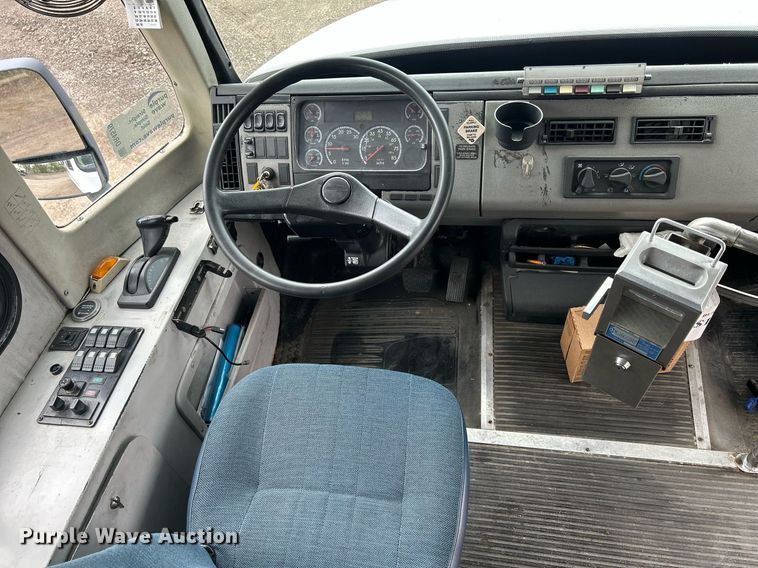 image for item DR4579 2003 Freightliner FB65  shuttle bus