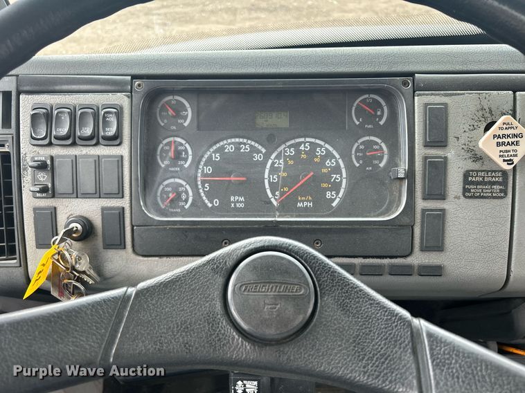 image for item DR4579 2003 Freightliner FB65  shuttle bus